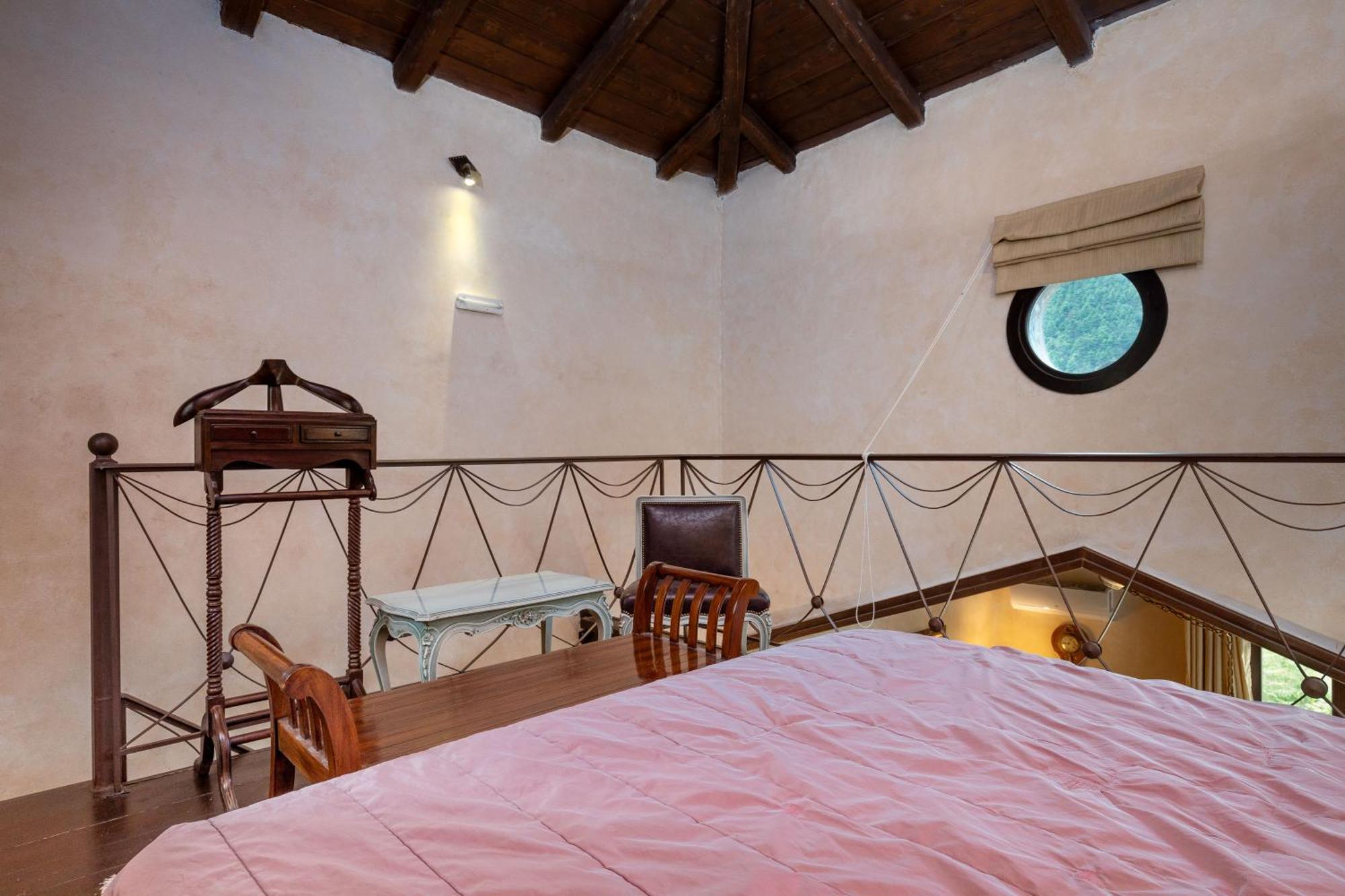 Ostra Menalon Luxury Suites Kardharás Rum bild
