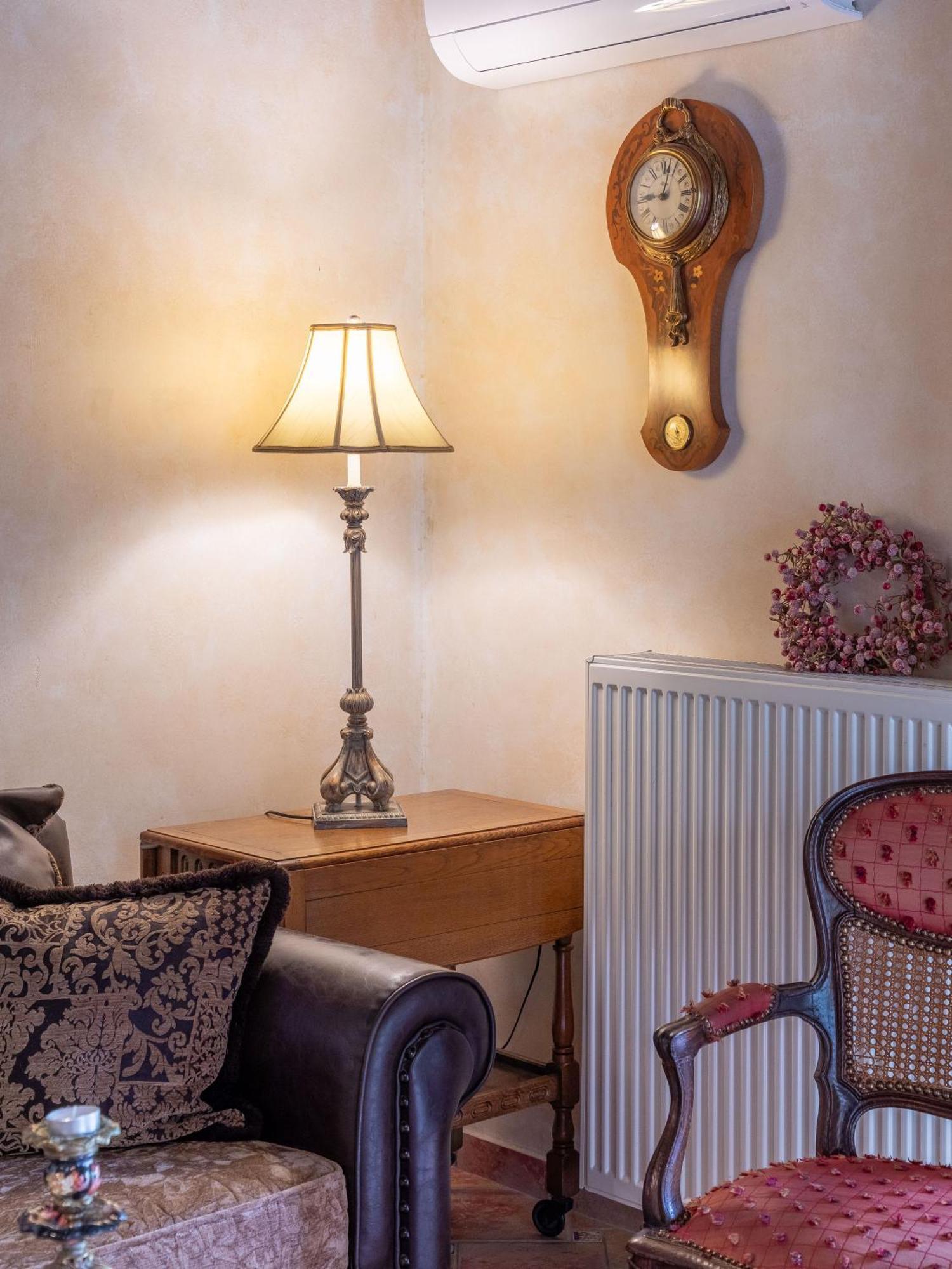 Ostra Menalon Luxury Suites Kardharás Rum bild